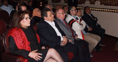 وزير الثقافة وخالد جلال يشاهدان "المحاكمة" فى احتفال اليوم العالمى للمسرح