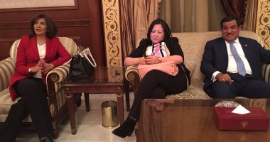 وزيرة الهجرة تصل للكويت لبحث أوضاع الجالية المصرية ومشكلات المعلمين المصريين