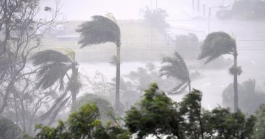 بالصور.. الإعصار "ديبى" يضرب منتجعات ساحلية فى أستراليا وإجلاء آلاف السكان