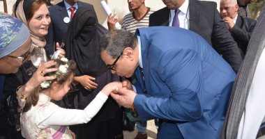 بالصور.. وزير القوى العاملة يقبل يد طفلة بملتقى تشغيل الإسكندرية