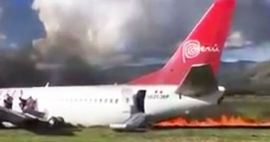 بالفيديو والصور.. تفاصيل حريق طائرة "بيرو" فى مطار "فرانسيسكو كارل"