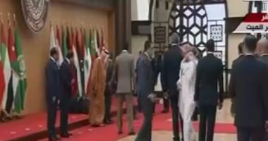 بالفيديو.. سقوط الرئيس اللبنانى أرضا أثناء التقاط صورة تذكارية لقادة القمة العربية