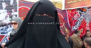 بالفيديو..منتقبات فى قبر عبد الحليم :"اللى الناس بتحبه أكيد ربنا راضى عنه"