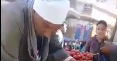تداول فيديو لأحدث طرق الغش فى أسواق الخضار والفاكهة