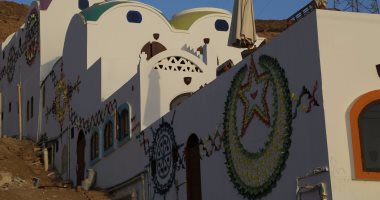 بالصور.. فندق فى غرب سهيل يتحول لجاليرى مفتوح لرسم تراث النوبة على الجدران