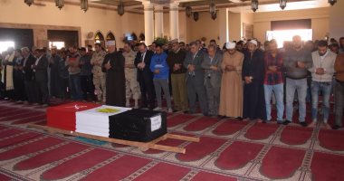 بالفيديو.. محافظ بنى سويف يتقدم الجنازة العسكرية للشهيد محمود قرنى