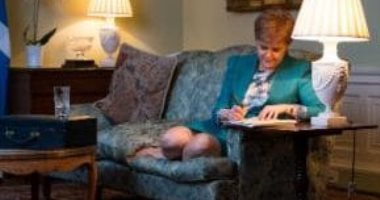 بالصور.. رئيسة الوزراء الإسكتلندية تحاكى "المرأة الحديدية" 