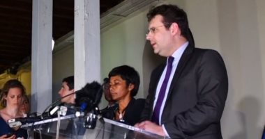 وزير داخلية فرنسا يلتقى بـ"الإخوان الـ500 ضد العنف" لتهدئة احتجاجات جويانا
