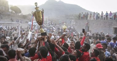 بالصور.. اليمن تواجه مرارة الحرب بلعب كرة القدم