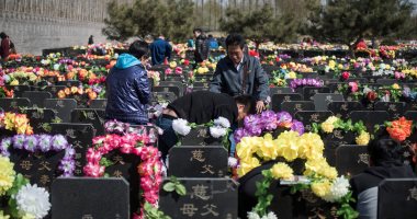 بالصور.. الصينيون يستعدون لإحياء "عيد الموتى والأشباح" بالورود وحرق الهدايا
