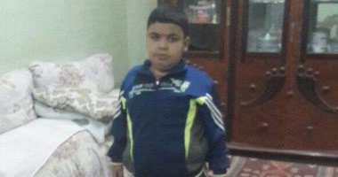 بالصور..  مواطن يطالب وزير الصحة بتبنى حالة ابنه المصاب بضمور العضلات
