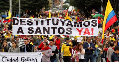 بالصور.. تظاهرات فى كولومبيا ضد الرئيس سانتوس بسبب عملية السلام مع مسلحى فارك  