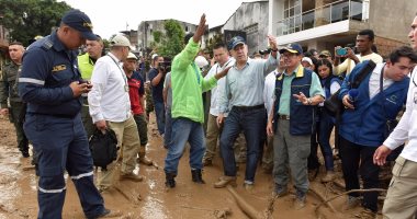بالصور.. رئيس كولومبيا يتفقد المناطق المتضررة من فيضان الأنهار