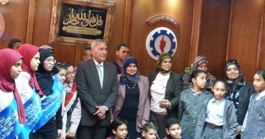 محافظ السويس يلتقى أعضاء مبادرة "بحب بلدي"