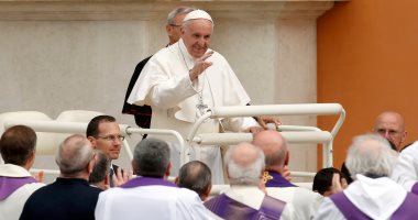 لاعبو السيرك يرفهون عن البابا فى الفاتيكان خلال لقاء أسبوعى مع الجماهير 