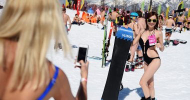 بالصور.. عشرات الروس يشاركون فى مهرجان التزلج على الجليد فى سوتشى