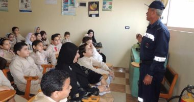 الحماية المدنية بكفر الشيخ تشرح لطلاب مدرسة كيفية استعمال معدات الإنقاذ