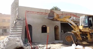 بالصور .. حملة لإزالة التعديات بقرية كوم بدار بسوهاج