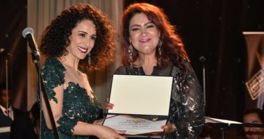تكريم الفنانة التونسية شاكرة رماح قبل حفل لطفى بوشناق لوصولها متأخرة