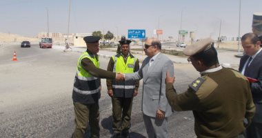 بالصور.. مساعد وزير الداخلية يتفقد الارتكازات الأمنية بالطرق السريعة