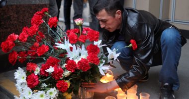 بالصور..إضاءة الشموع ووضع الورود بموسكو تكريما لضحايا تفجير مترو بطرسبرج‎