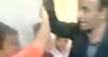 رواد فيس بوك يتداولون فيديو لمدرس يعتدى على تلاميذ بالضرب المبرح