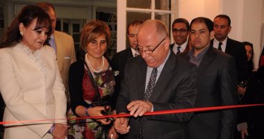 وزير الثقافة يفتتح معرض "رؤية" لفنانات رابطة زوجات الدبلوماسيين المصريين
