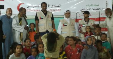 بالصور.. الهلال الأحمر الإماراتى يوزع مساعدات لـ2600 أسرة وطفل يتيم بأسوان