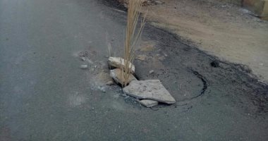 بالفيديو والصور.. هبوط أرضى بـ"بالوعة" فى أحد الطرق الفرعية بمدينة الخارجة