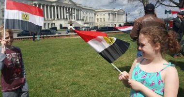 أطفال أمريكا يحملون الأعلام المصرية أمام الكونجرس للترحيب بالرئيس السيسى