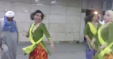 بالفيديو.. وصلة رقص صعيدى فى الاستعراض الهندى بمحطة مترو السادات