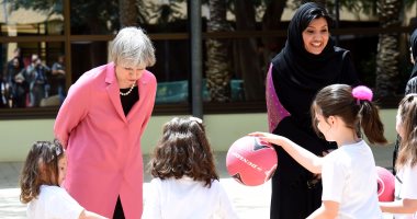 بالصور.. رئيسة وزراء بريطانيا تلتقى فتيات سعوديات يمارسن كرة السلة بالرياض