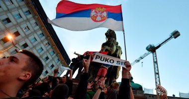 الآلاف يحتجون في صربيا ضد الاعتداء على سياسي معارض