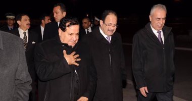 أمين وزراء الداخلية العرب يهدى الأمير محمد بن نايف درعًا تذكارية