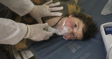 جماعة الخوذ البيضاء تنقذ طفلا من تحت الأنقاض فى إدلب السورية