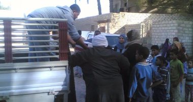 استمرار توزيع الإعانات والمساعدات العاجلة على أهالى قرية الروضة