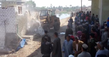 إزالة 14 حالة تعدٍ بالبناء وردم نهر النيل بمركز الواسطى ببنى سويف