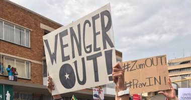 لافتات "Wenger out" تظهر فى مظاهرات جنوب أفريقيا ضد زوما