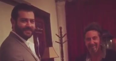 عمرو يوسف ينشر فيديو مع ألباتشينو.. ويعلق: شرف عظيم لقاء أسطورة حقيقية
