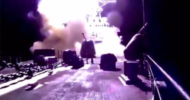بالفيديو.. لحظة إطلاق ‏صواريخ توماهوك الأمريكية على مطار الشعيرات بسوريا