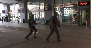 بالصور..الشرطة تقتحم محطة ستوكهولم..وشاهد عيان: الوضع "أشبه بمنطقة حرب"