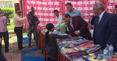 بالصور.. مساعد وزير الداخلية لوسط الصعيد يوزع الهدايا على الأطفال الأيتام