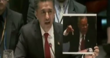 مندوب بوليفيا بمجلس الأمن يرفع صورة "كولن باول": ضللنا فى 2003 ليغزو العراق