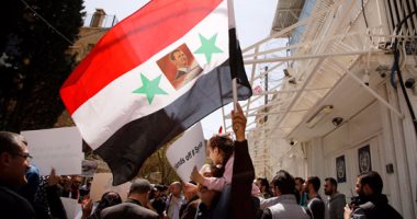 تظاهر مؤيدو بشار الأسد أمام مقر الأمم المتحدة بدمشق للتنديد بالقصف الأمريكى 