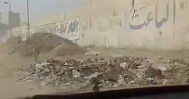 بالفيديو.. شكوى من تلال القمامة بمدخل شارع الأربعين بحى السلام أول
