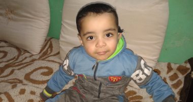 بالفيديو والصور.. "ساجد" طفل يحتاج لـ45 ألف جنيه حتى يستطيع السمع