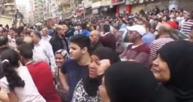 بالفيديو.. مواطنون يهتفون أمام كنيسة مار جرجس بطنطا: "مسلم ومسيحى أيد واحدة"