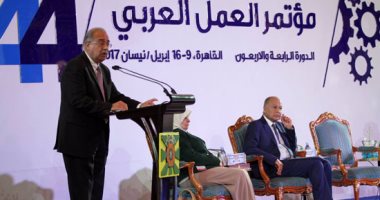 رئيس الوزراء يسلم دليل التصنيف المهنى المصرى لرئيس منظمة العمل العربى