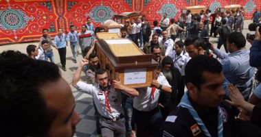 بالفيديو.. أهالى شهداء كنيسة الإسكندرية يلقون نظره الوداع على جثامين ذويهم