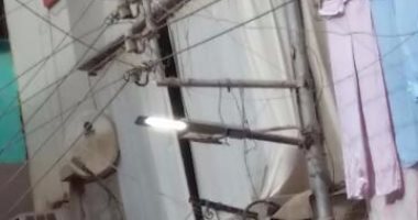 قارئ يرصد أعمدة إنارة مضاءة نهارا بمدينة ميت غمر فى محافظة الدقهلية